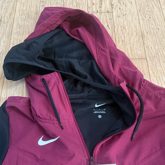 Nike Men’s Lightweight Player Jacket Maroon - Picture 3 of 12